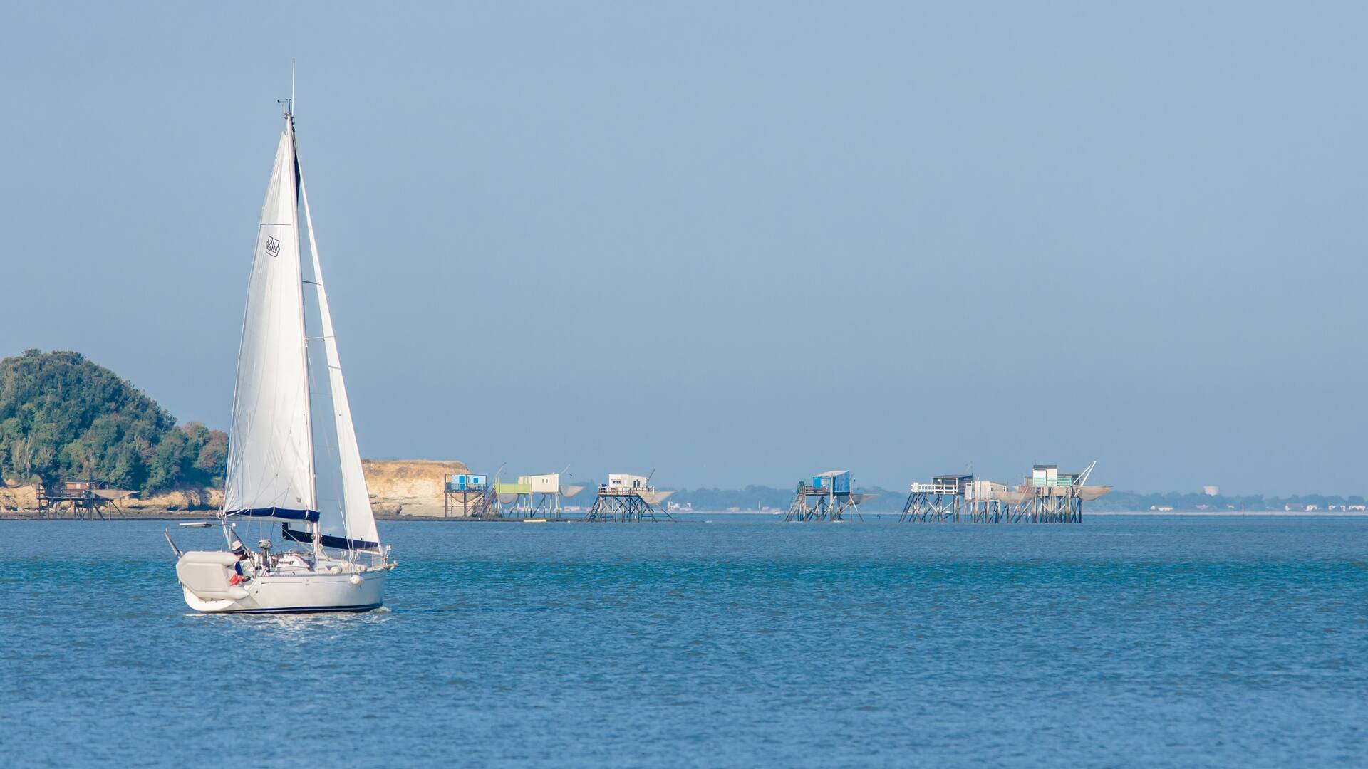 Voilier devant les carrelets de l'île Madame