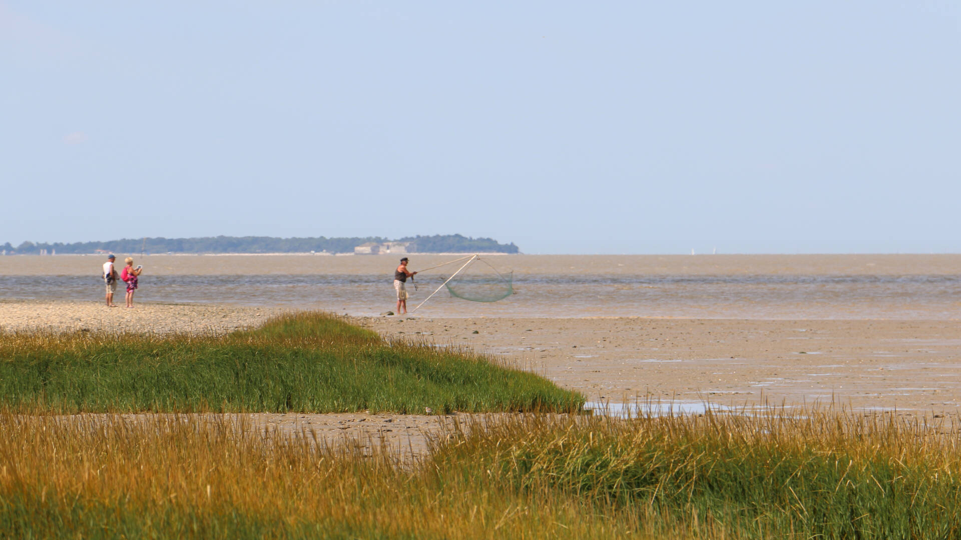 Pêcheur sur la Passe-aux-Boeufs, île Madame 