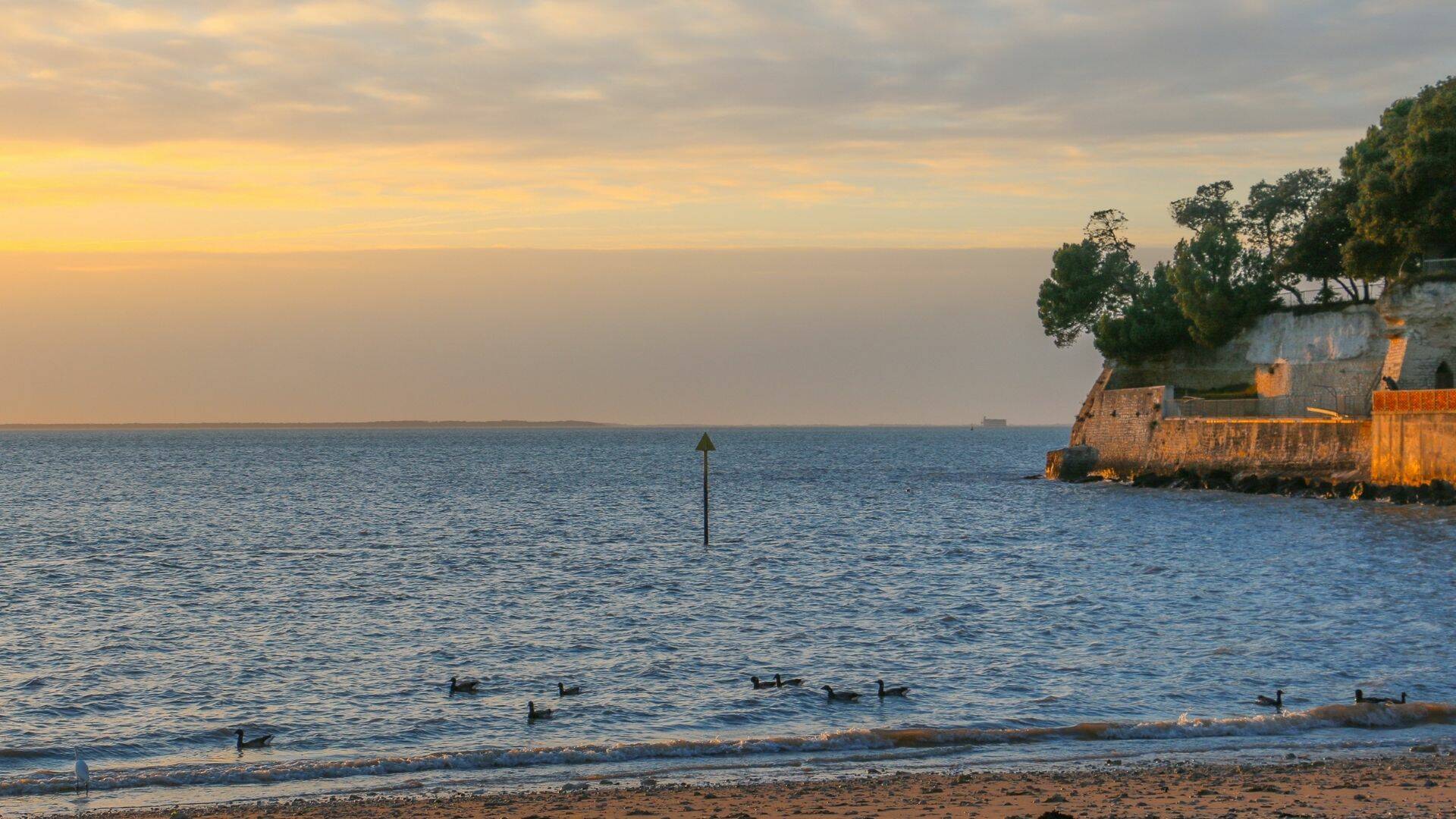 La Retenue d'eau sur la plage principale à Fouras-les-bains 