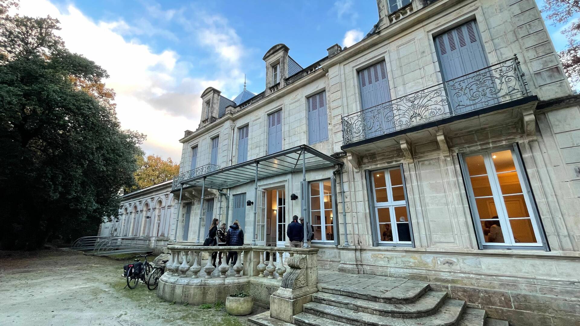 Façade extérieure des Salons du Parc