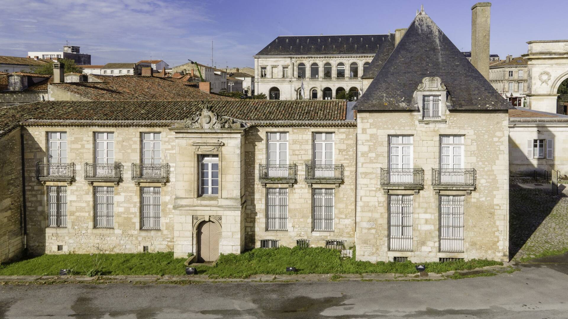 Hôtel de Cheusse, l'un des plus anciens bâtiment de de Rochefort, vu de l'arsenal ©Romain Osi