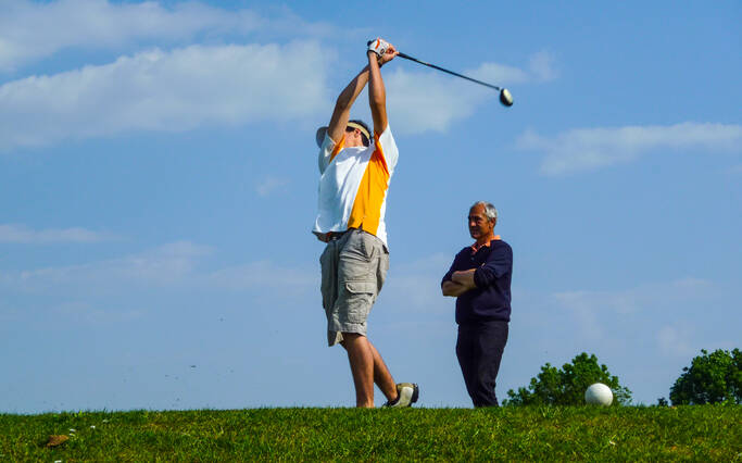 Joueur de golf en plein swing à St Laurent de la Prée