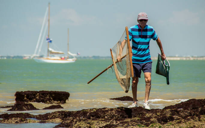 Fishing on foot in Rochefort Ocean