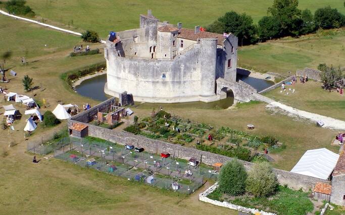 St Jean d’Angle, le château médiéval - © Château fort de St Jean d’Angle