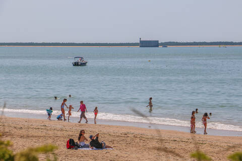 Baignade face au fort Boyard, île d'Aix - © OT Rochefort Océan