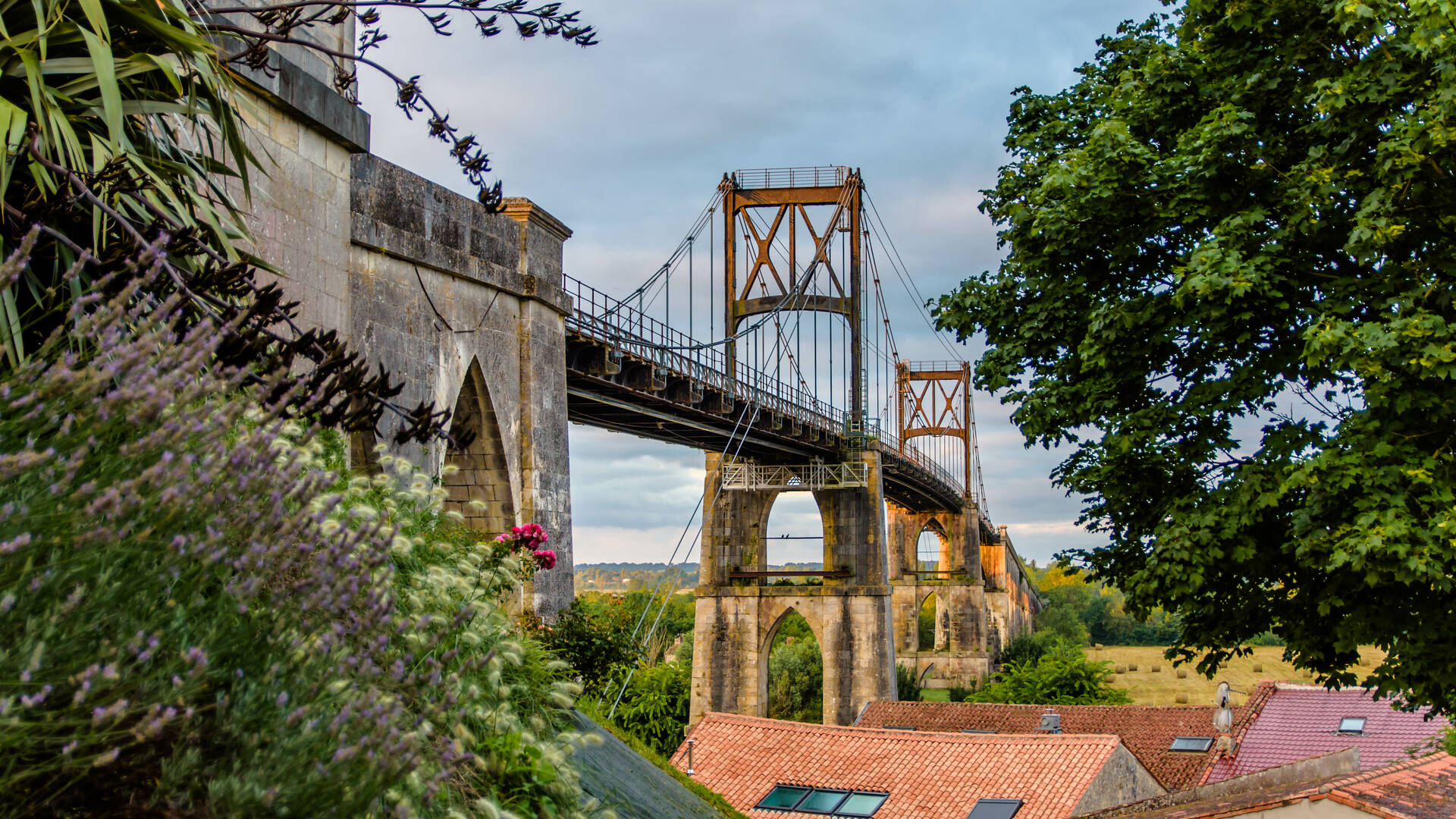 Le pont suspendu de Tonnay-Charente © L.Pétillon