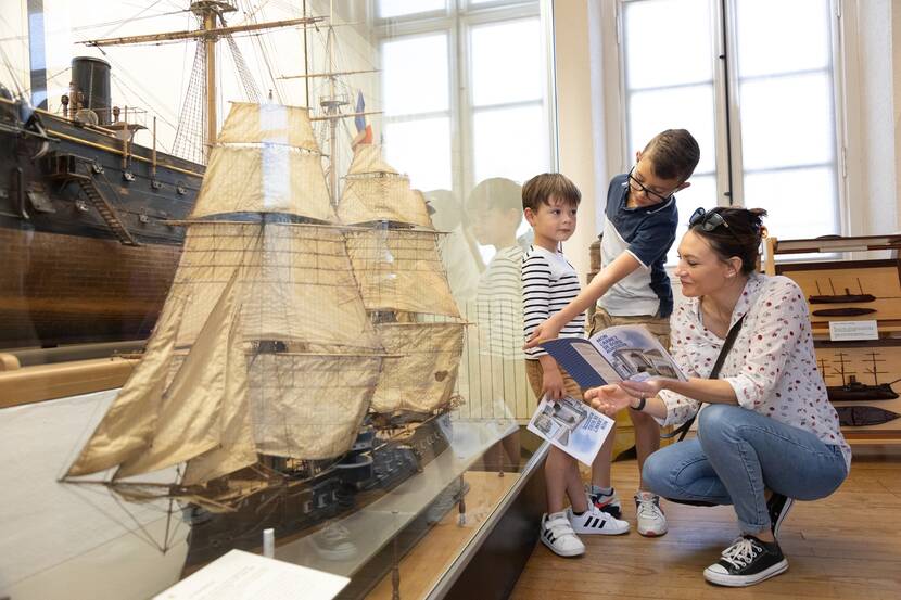 Visite en famille du musée avec le livret jeu ©Brumes Éditions