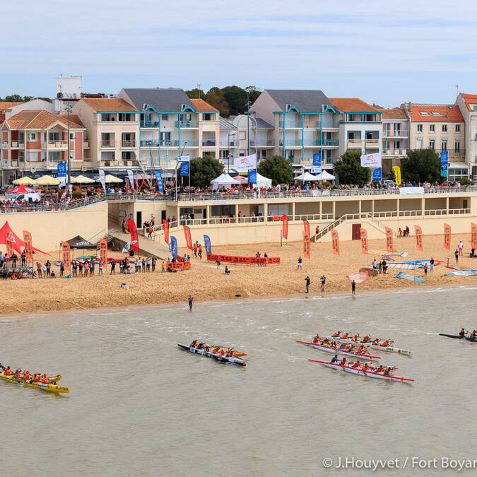 Départ des pirogues lors de Fort Boyard Challenge sur la Grande plage de Fouras