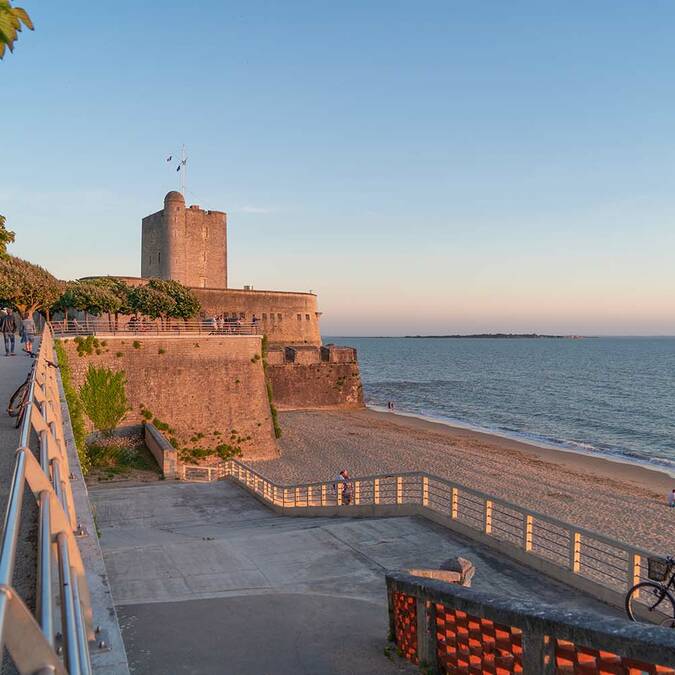 Vue sur le fort vauban depuis le front de mer de la plage ouest