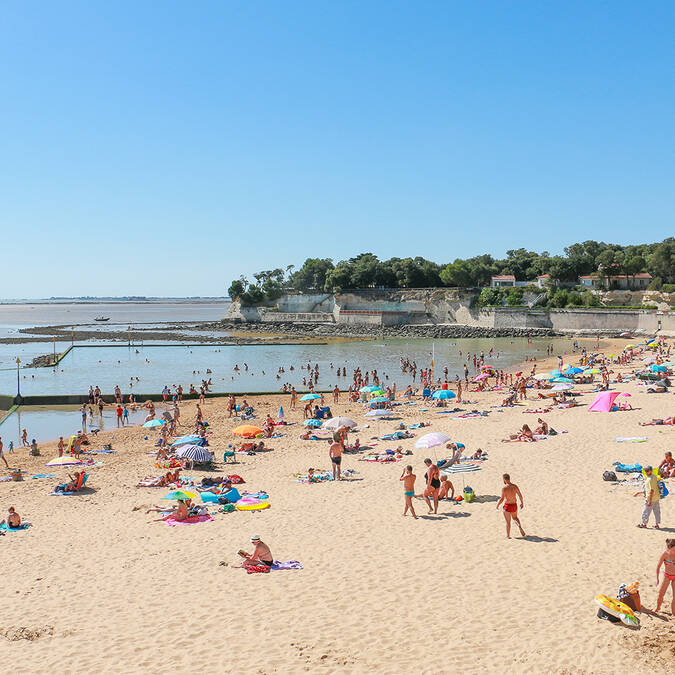 Des baigneurs nagent dans la retenue d'eau de Fouras-les-Bains