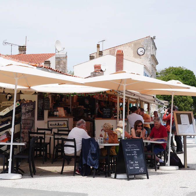 Terrasse dans le village, île d'Aix