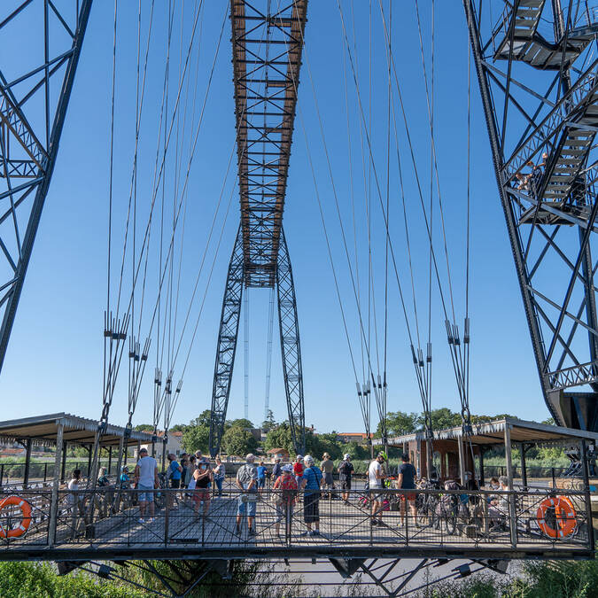 Le dernier Pont Transbordeur de France vous transporte d'une rive à l'autre