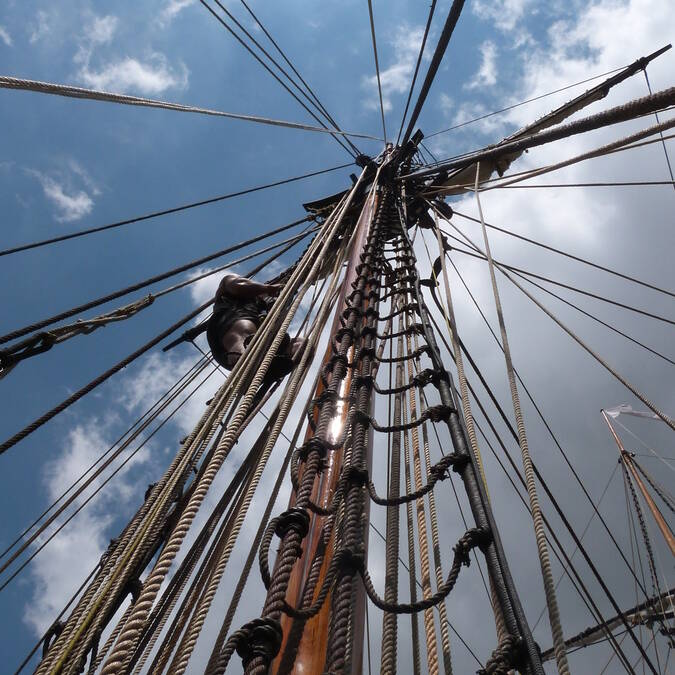 Les gabiers de l'Hermione en haut des mâts © C. Cailhol